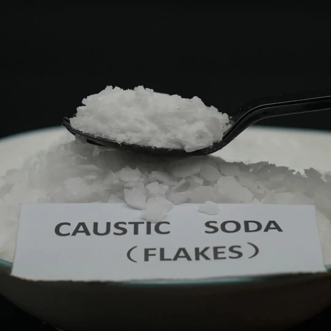 Tampilan dekat produk soda kaustik serpihan